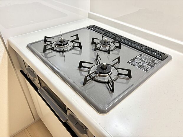 【その他設備(Ｓｉセンサーコンロ)】ガスコンロはＳｉセンサー搭載。火力調節や焦げ付き・消し忘れも防いでくれます。