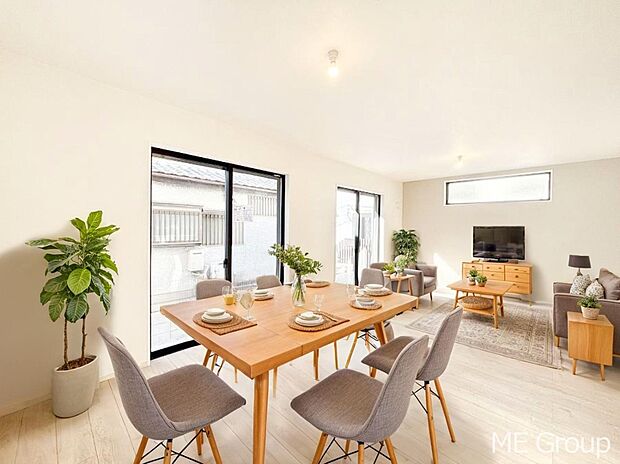 【リビング】ご家族の賑やかな話し声で包まれる明るいリビング  ※家具はCGです