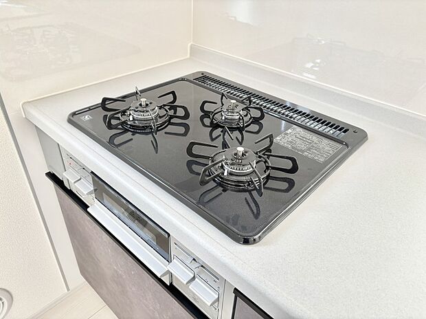 【その他設備(Siセンサーコンロ)】ガスコンロはSiセンサー搭載。火力調節や焦げ付き・消し忘れも防いでくれます。