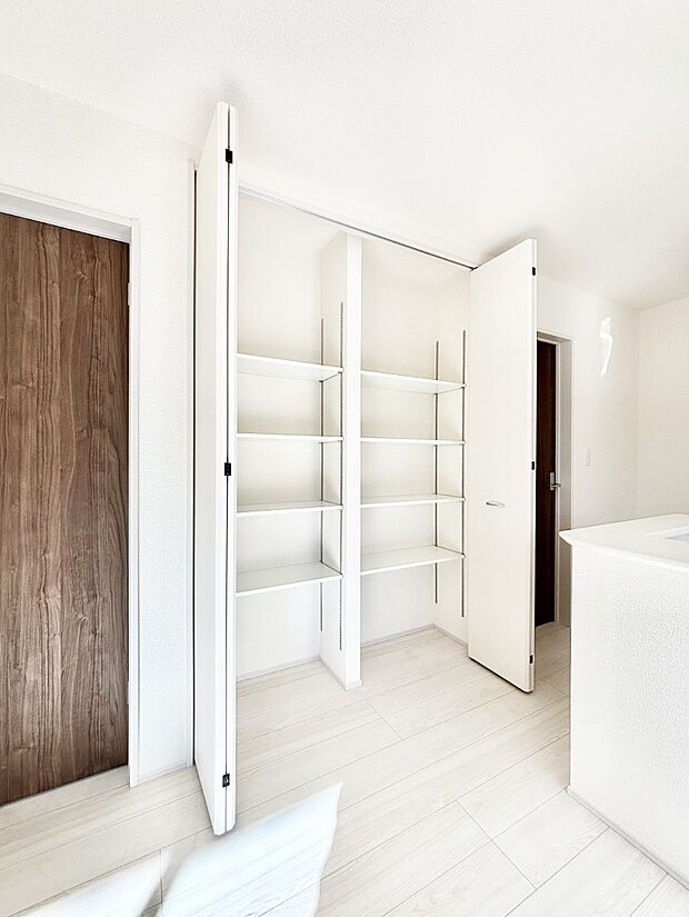 【その他設備(パントリー)】可動棚付きのパントリー!ペットボトルや保存品などたっぷり収納できます。