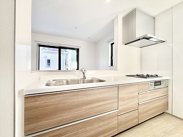 【ダイニングキッチン】料理をしながらでもご家族との会話を楽しめる対面キッチン