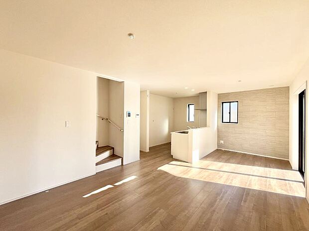 【リビングダイニング】リビング階段が家族の笑顔と会話をつないでくれます