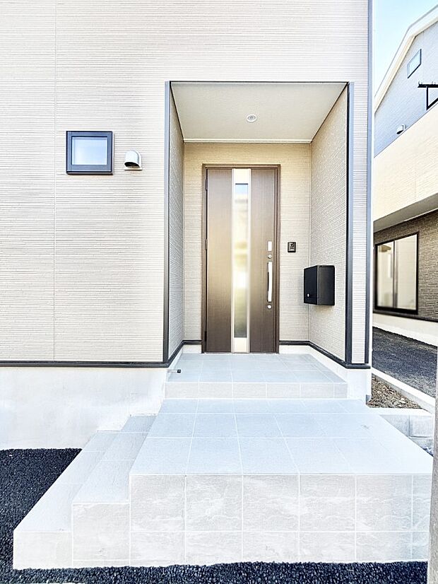 【玄関】玄関前は雨が降っても濡れにくい屋根付き