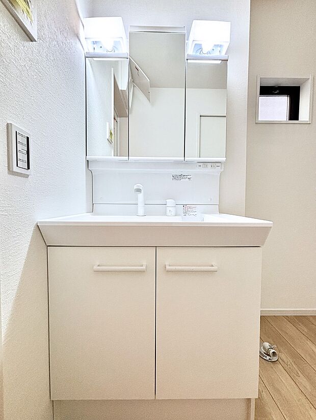 【洗面台・洗面所】大きく見やすい三面鏡で清潔感ある洗面台は、身だしなみチェックや肌のお手入れにおすすめです。