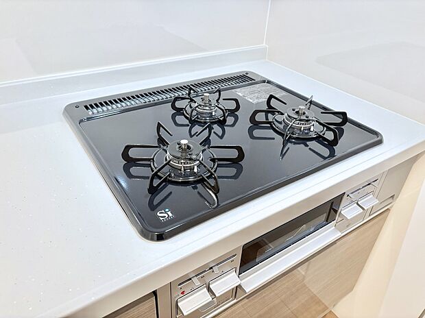 【その他設備(Siセンサーコンロ)】ガスコンロはSiセンサー搭載。火力調節や焦げ付き・消し忘れも防いでくれます。