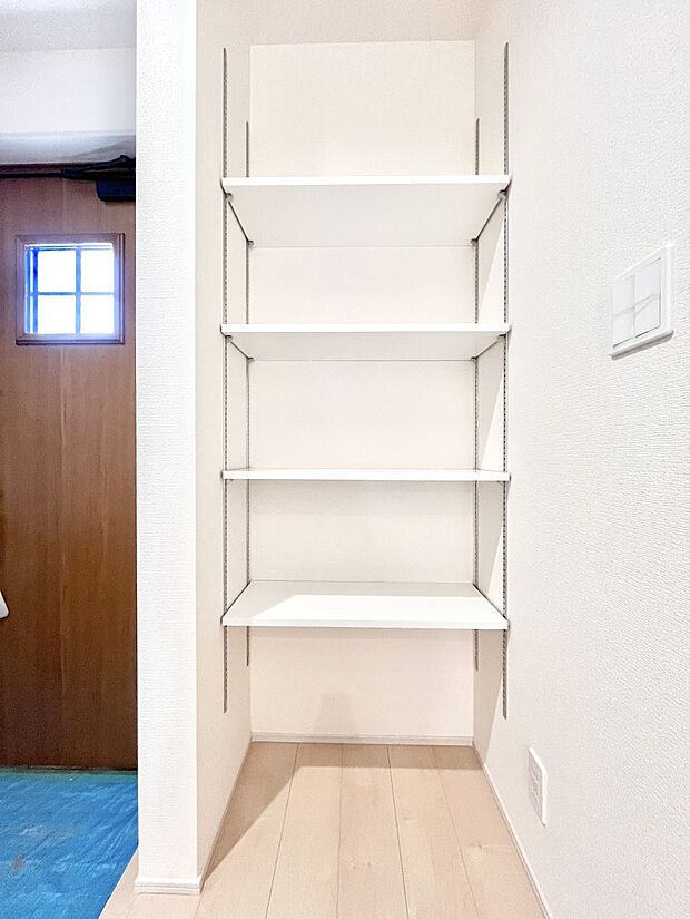 【その他設備(玄関ホール収納)】玄関ホール収納です。掃除道具やお出かけ用グッズの収納に便利です。