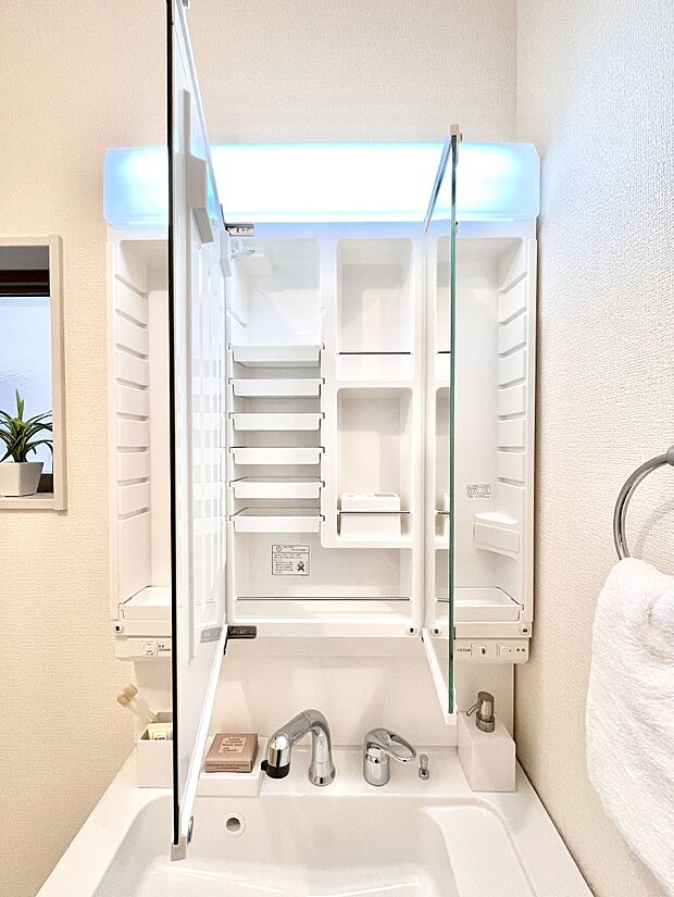 【その他設備(三面鏡裏収納)】三面鏡の裏に、化粧品や衛生用品などを収納可能。洗面台をすっきりと保ちます!