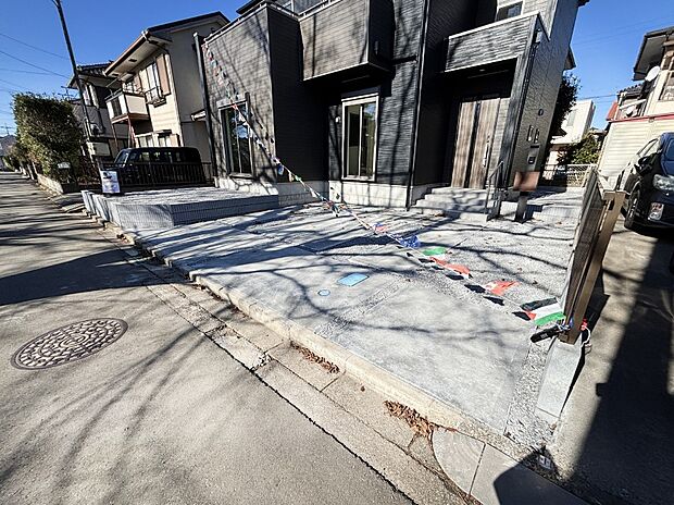 【駐車場】駐車2台可能！急なお客様の駐車に。また、ご家族の自転車スペースとしても大活躍。