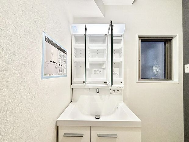 【その他設備(三面鏡裏収納)】三面鏡の裏に、化粧品や衛生用品などを収納可能。洗面台をすっきりと保ちます！