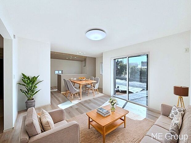 【リビング】ご家族の賑やかな話し声で包まれる明るいリビング  ※家具はCGです