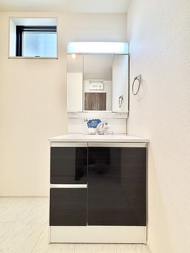 【洗面台・洗面所】大きく見やすい三面鏡で清潔感ある洗面台は、身だしなみチェックや肌のお手入れにおすすめです。