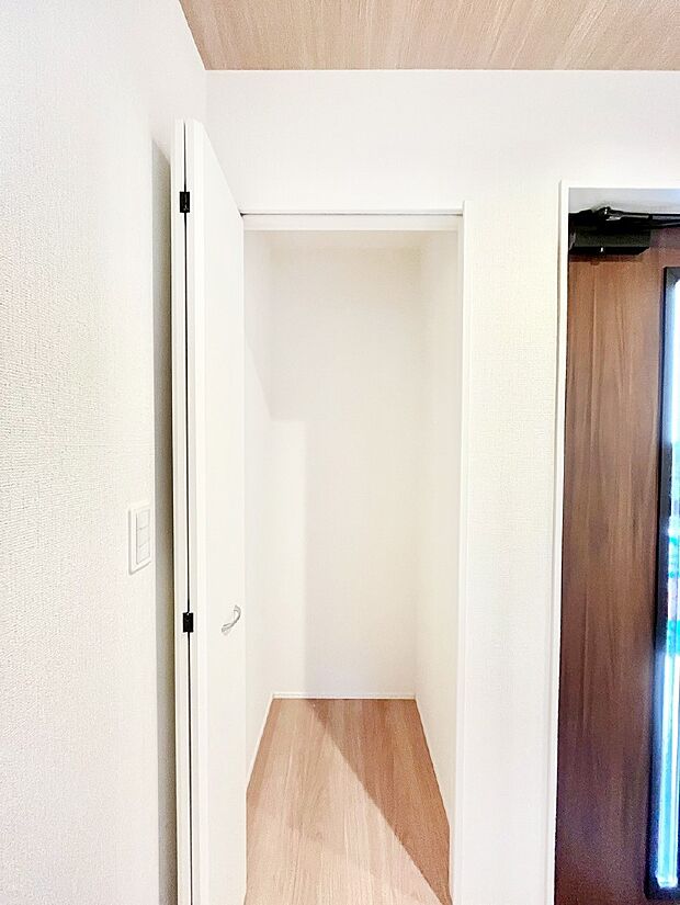 【その他設備(廊下収納)】廊下収納。掃除道具や季節の小物を収納することができます。