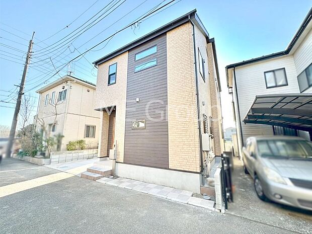 【現地外観写真】アクセントカラーがオシャレなシンプルモダンスタイル。