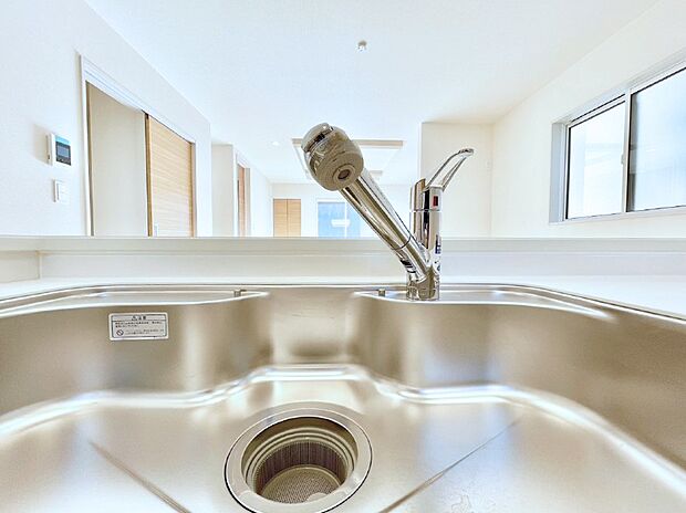 【その他設備(浄水器)】いつでも清潔なおいしいお水を。一つの水栓で水道水と浄水を使い分け。