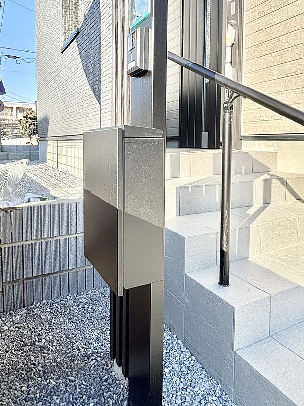 【その他現地】シンプルデザインのポスト。