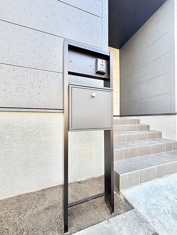 【その他現地】シンプルデザインのポスト。