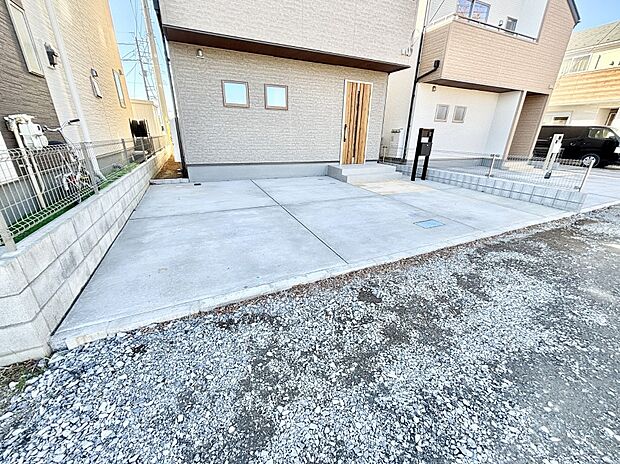 【駐車場】駐車2台可能！急なお客様の駐車に。また、ご家族の自転車スペースとしても大活躍。