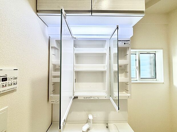 【その他設備(三面鏡裏収納)】三面鏡の裏に、化粧品や衛生用品などを収納可能。洗面台をすっきりと保ちます！