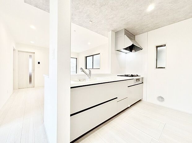 【ダイニングキッチン】ご家族の会話弾む対面キッチン。お料理中のパパママもご家族と過ごす時間が増えそう！