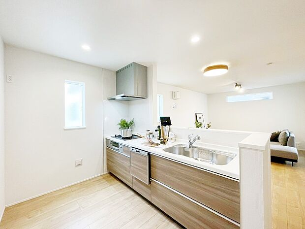 【ダイニングキッチン】料理をしながらご家族との会話を楽しめる対面カウンターキッチン