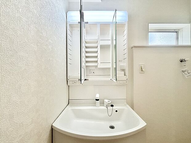 【その他設備(三面鏡裏収納)】三面鏡の裏に、化粧品や衛生用品などを収納可能。洗面台をすっきりと保ちます！