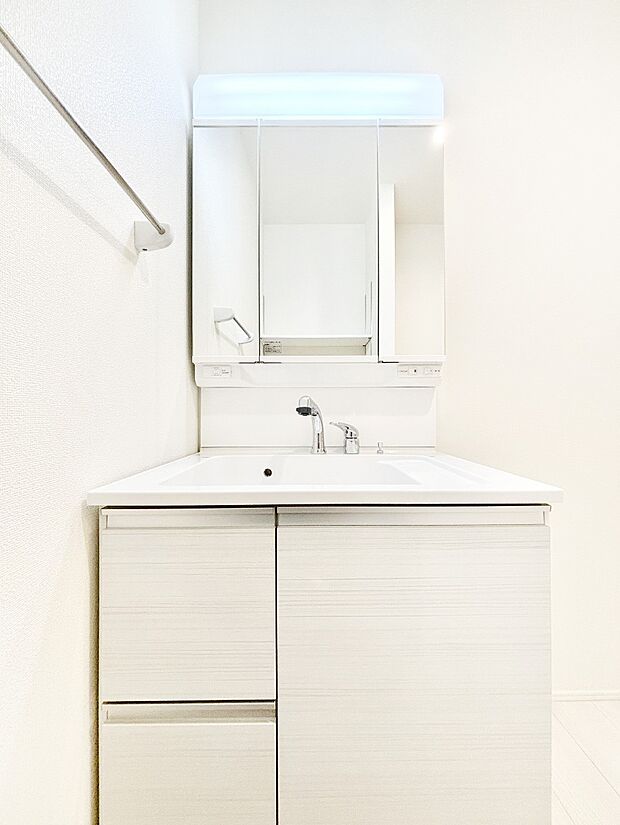 【洗面台・洗面所】三面鏡キャビネット・シャワー付き洗面化粧台で忙しい朝の身支度もスムーズに！