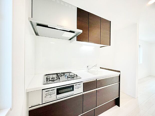 【キッチン】広々とした使い勝手の良いキッチンで日々のお料理も楽しくなりそう