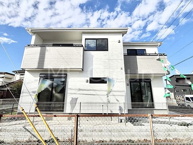 【現地外観写真】暮らしやすさと居心地の良さにこだわったシンプルで飽きのこないデザイン ！