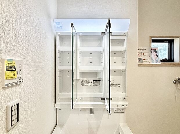【その他設備(三面鏡裏収納)】三面鏡の裏に、化粧品や衛生用品などを収納可能。洗面台をすっきりと保ちます！