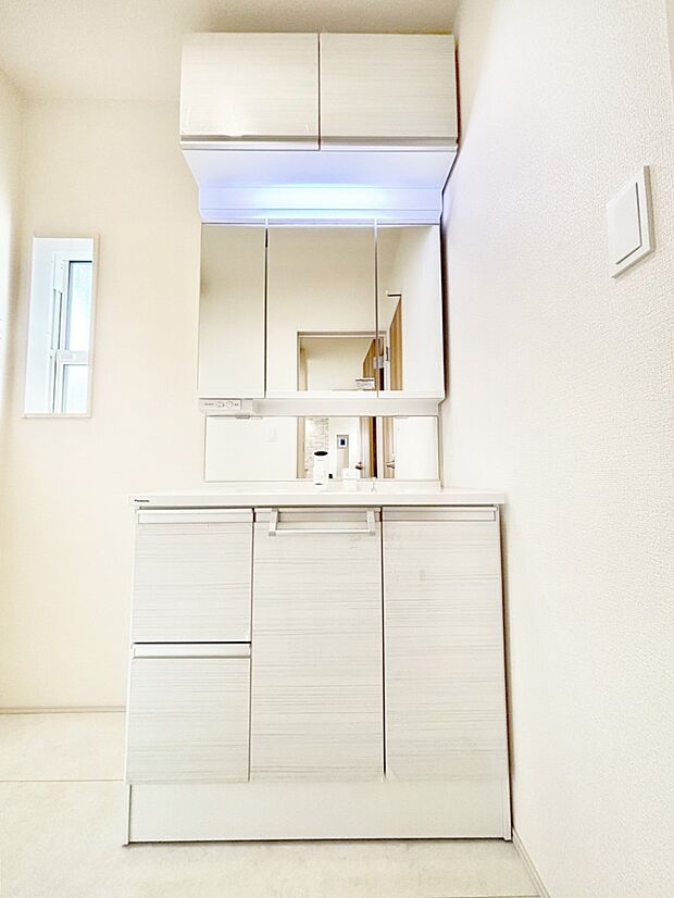 【洗面台・洗面所】スタイリングに便利な三面鏡、ミラーキャビネットで細かい物スッキリ