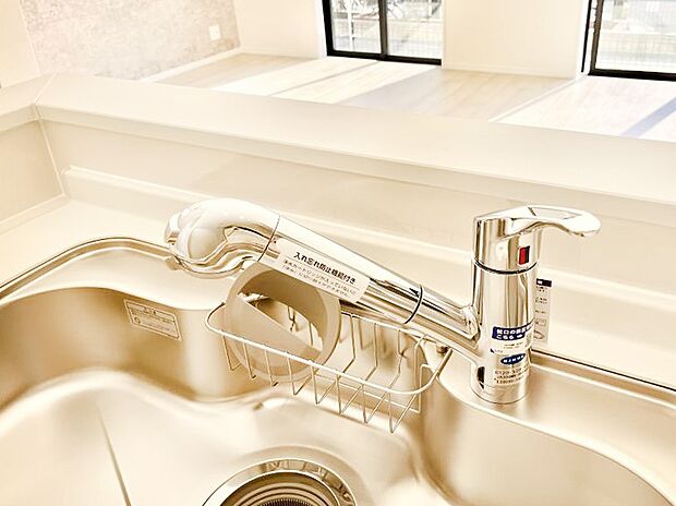 【その他設備(浄水器)】いつでも清潔なおいしいお水を。一つの水栓で水道水と浄水を使い分け。