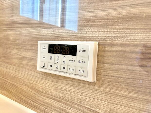 【発電・温水設備(浴室給湯器パネル)】スイッチ1つで一定量の湯を浴槽に張ったり、保温や追い焚きが可能！