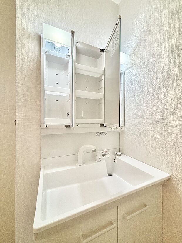 【その他設備(三面鏡裏収納)】三面鏡の裏に、化粧品や衛生用品などを収納可能。洗面台をすっきりと保ちます！