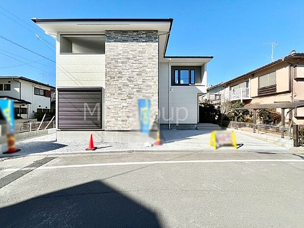 【現地外観写真】洗練された外観、上質な住空間が広がる室内は永く安心して過ごせる住居です。 