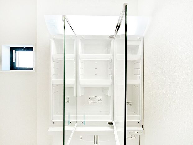 【その他設備(三面鏡裏収納)】三面鏡の裏に、化粧品や衛生用品などを収納可能。洗面台をすっきりと保ちます！