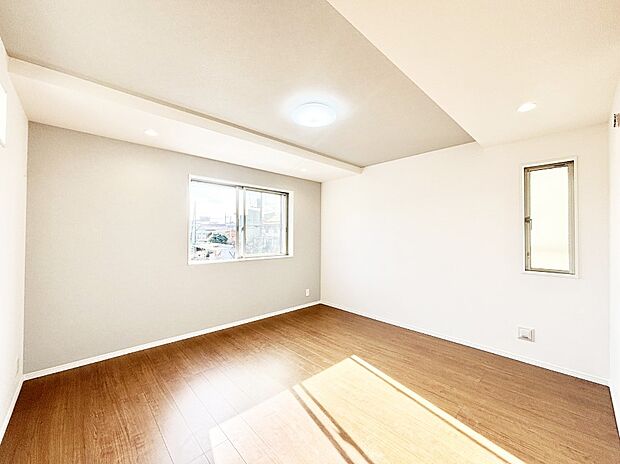 【リビングダイニング】たくさんの窓からたっぷりの陽光と風を感じられるリビング