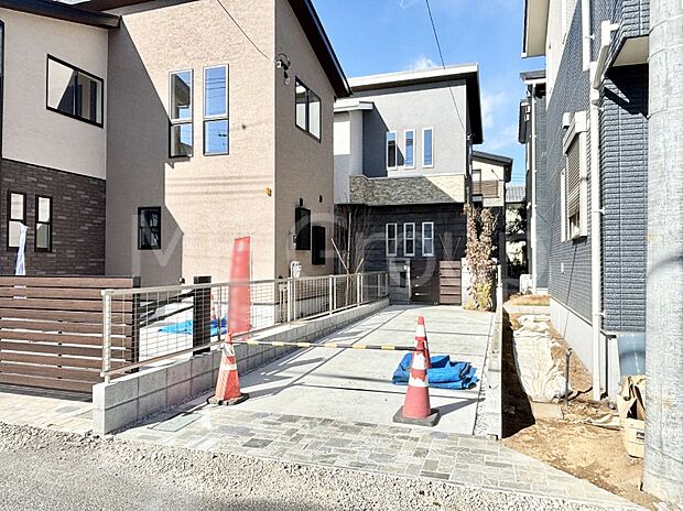 【現地外観写真】洗練された外観、上質な住空間が広がる室内は永く安心して過ごせる住居です。 