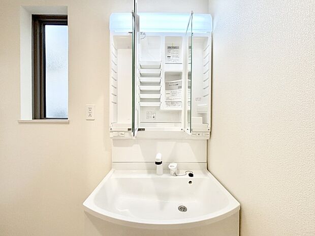 【その他設備(三面鏡裏収納)】三面鏡の裏に、化粧品や衛生用品などを収納可能。洗面台をすっきりと保ちます！