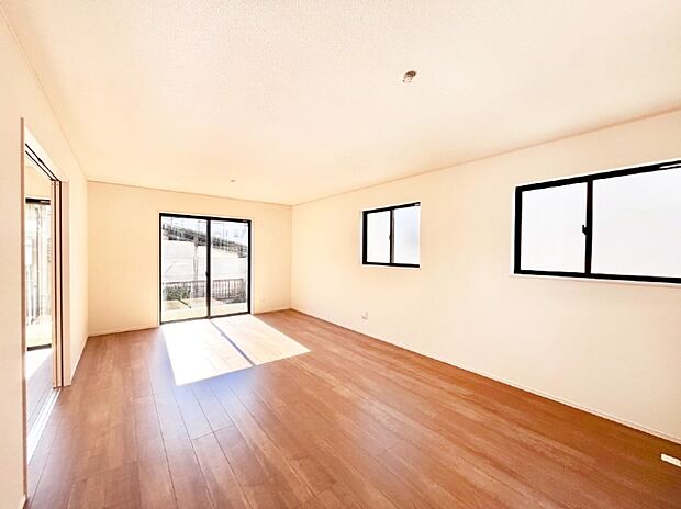 【ダイニング】家族の笑顔が自然と生まれてくる、そんな雰囲気のダイニングに仕上がっています。