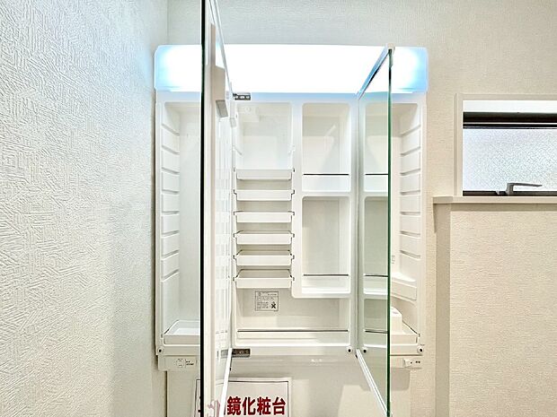 【その他設備(三面鏡裏収納)】三面鏡の裏に、化粧品や衛生用品などを収納可能。洗面台をすっきりと保ちます！
