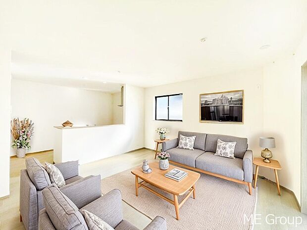 【リビング】ご家族の賑やかな話し声で包まれる明るいリビング 　※家具はCGです