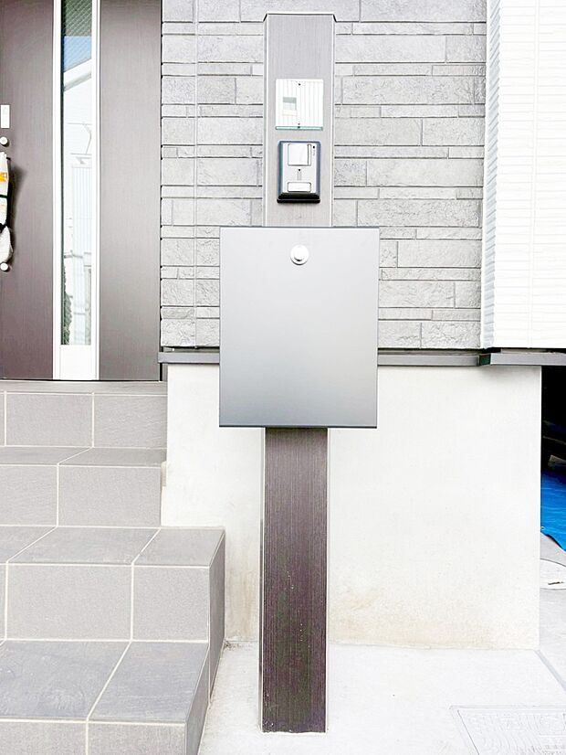 【その他現地】シンプルなデザインのポスト