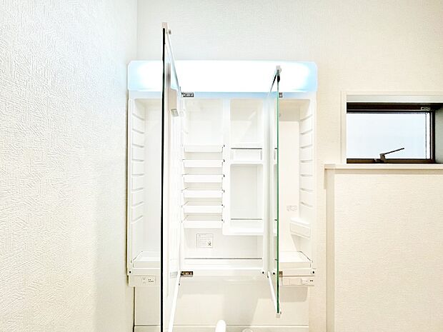 【その他設備(三面鏡裏収納)】三面鏡の裏に、化粧品や衛生用品などを収納可能。洗面台をすっきりと保ちます！