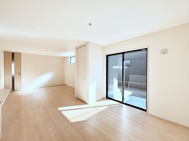 【リビングダイニング】大きな窓からたっぷりの陽光と風を感じられるリビング