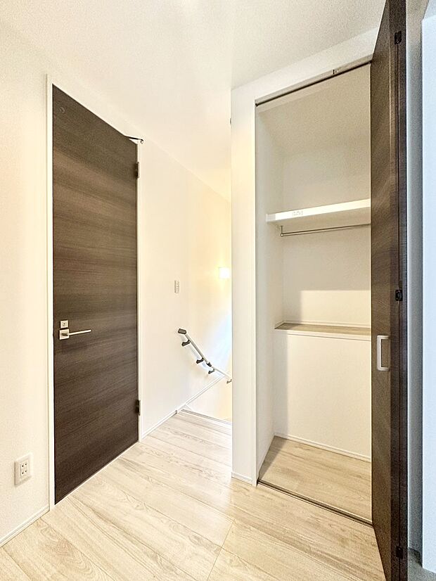 【その他設備(廊下収納)】廊下収納。掃除道具や季節の小物を収納することができます。