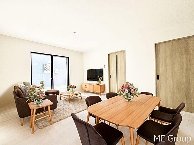 【リビング】ご家族の賑やかな話し声で包まれる明るいリビング  ※家具はCGです