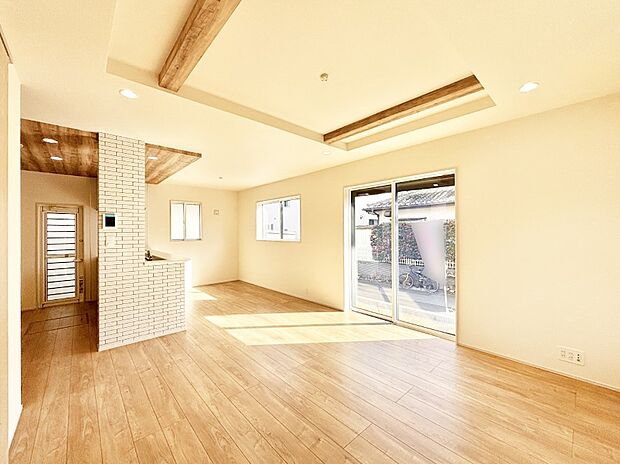 【リビングダイニング】明るい陽光が注ぎ、寛ぎの雰囲気に満たされるリビング・ダイニング。 