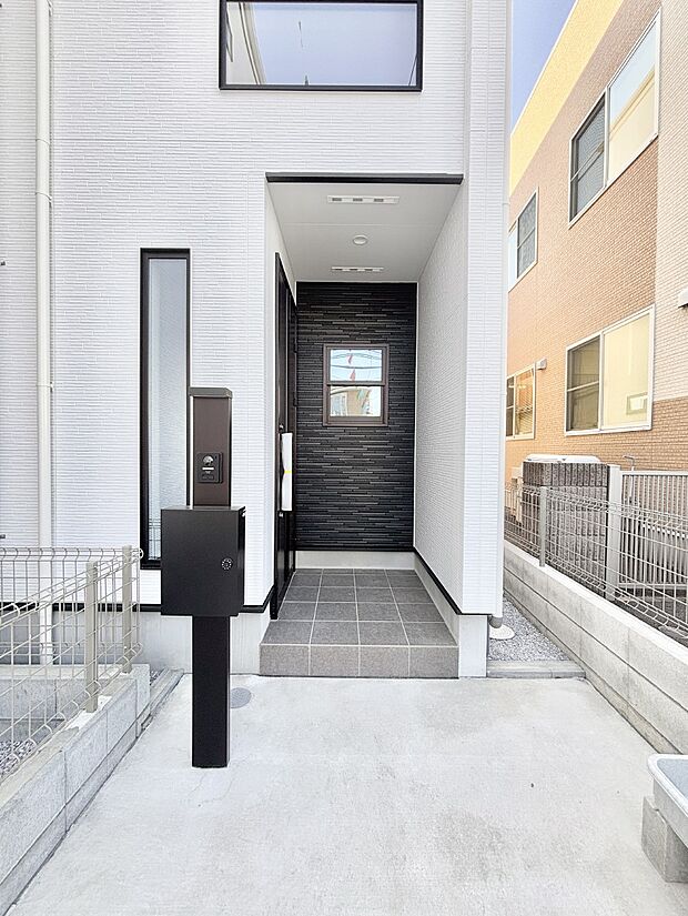 【玄関】玄関前は雨が降っても濡れにくい屋根付き　