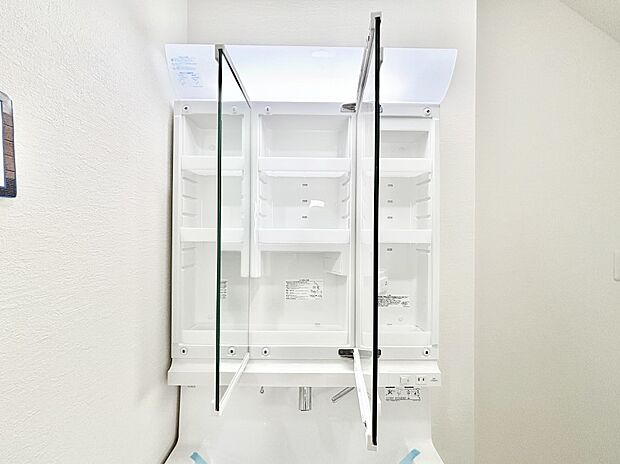 【その他設備(三面鏡裏収納)】三面鏡の裏に、化粧品や衛生用品などを収納可能。洗面台をすっきりと保ちます！