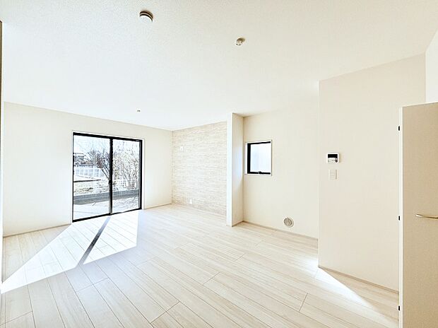 【ダイニング】明るい陽光が注ぎ、寛ぎの雰囲気に満たされるダイニング。   